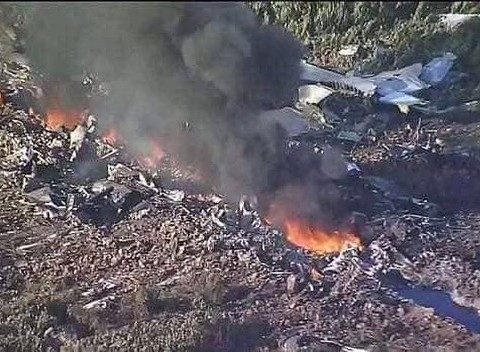 Đưa thi thể 2 phi công trong vụ rơi máy bay về nhà tang lễ: Những đứa trẻ khóc nấc gọi tên cha